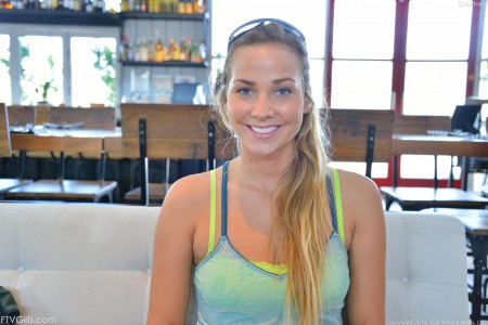 Супер привлекательная блондинка Courtney Dillon показывает на улице чудесные сисечки и попку