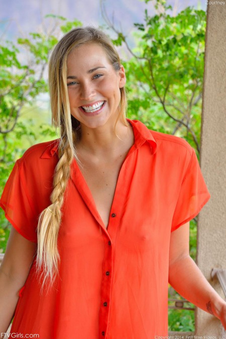 Роскошная блондинка с идеальной улыбкой Courtney Dillon показывает свое молодое тело