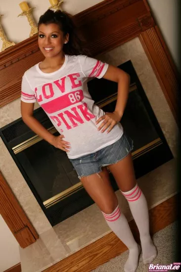 Сняв свои спортивные гольфы и мини-юбку, Briana Lee готова позировать обнаженной