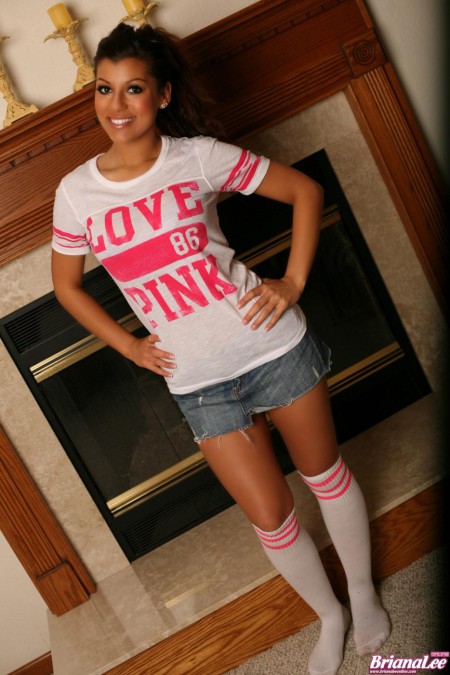 Сняв свои спортивные гольфы и мини-юбку, Briana Lee готова позировать обнаженной