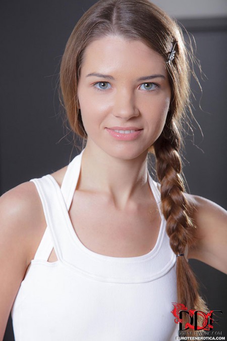 Милая красотка Tini DDF показывает свое идеальное тело и использует игрушку, чтобы получить оргазм