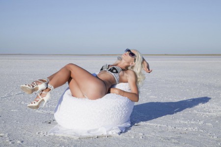 Привлекательная блондинка Nika N снимает белье на природе и засовывает пальчики в киску