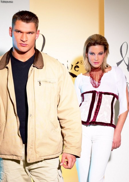 Бесстыжая знойная блондинка Jessica May раздевает парня и потом садится на его член и лицо