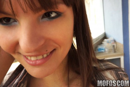 Брюнетке с полными титьками Romaneta Rosse заплатили за отсос на публике для незнакомца