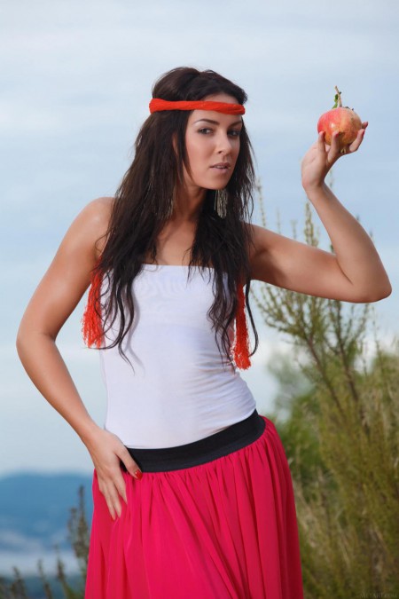 Очаровательная брюнетка Gracy Taylor позирует обнаженной на природе и показывает свое эпичное тело