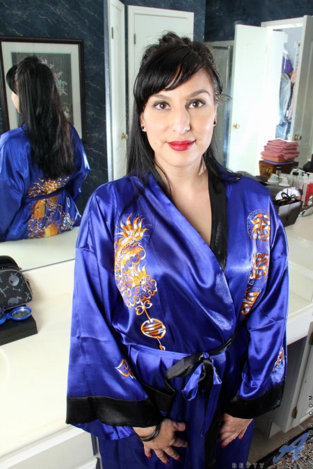 Похотливая брюнетка Lucy Dutch снимает халат и садится на дилдо