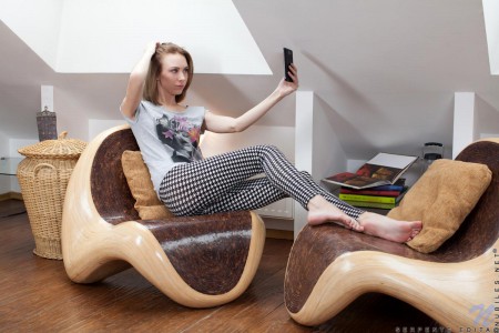 Роскошная брюнетка-подросток Serpente Edita выглядит горячо пока трет свою гладкую киску