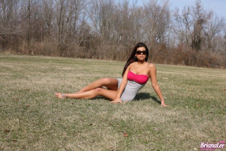 Грудастая латинка Briana Lee позирует и показывает свои обильные сиськи перед камерой