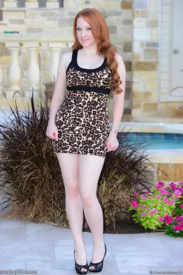 Рыжая Lucy OHara показывает аппетитные сиськи, раздевшись