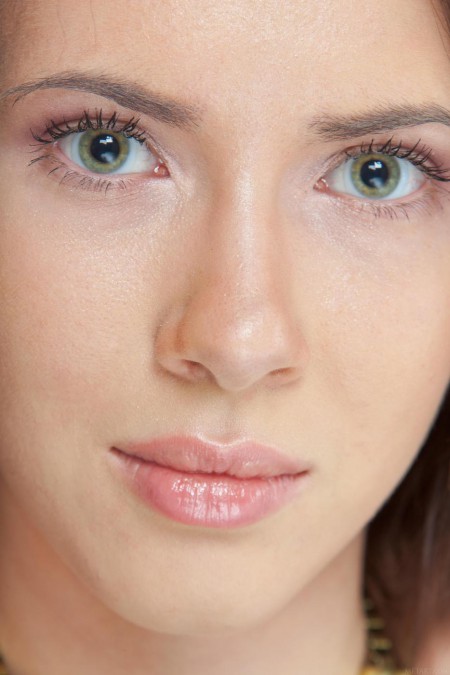 Сладкая брюнеточка Margo G соблазняет своей сексуальной улыбкой и очаровательным эротичным голым телом