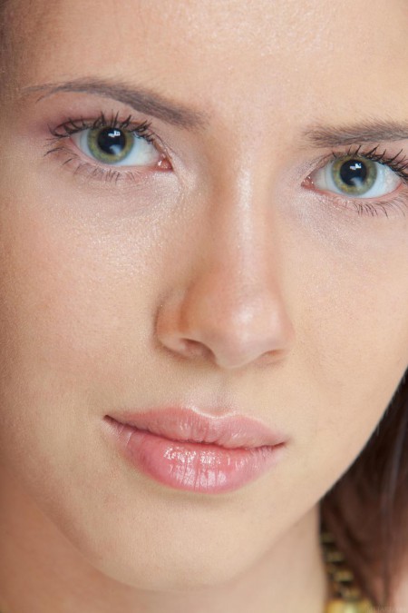 Очаровательная брюнетка Margo G показывает ножки и ублажает голую бритую киску