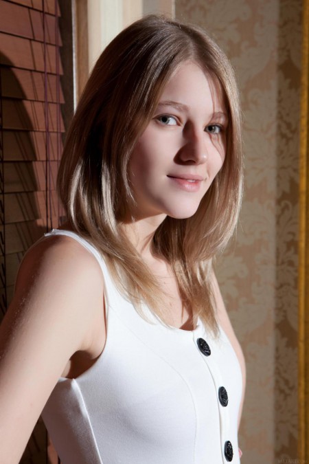 Порочная шлюшка Mila I позирует и впечатляет горячими видами своей прекрасно выбритой киски