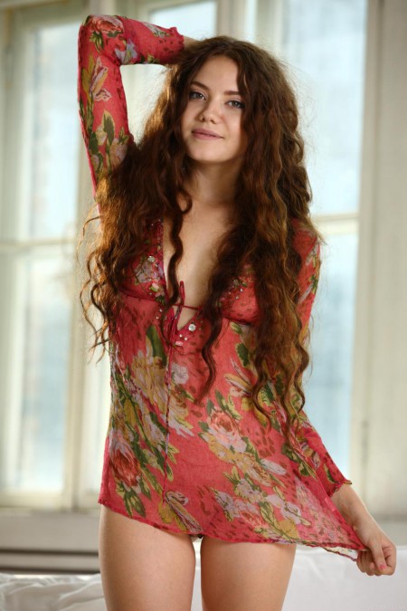 Натуральная брюнетка соблазнительница Norma Joel снимает свое платье и показывает свое классное тело