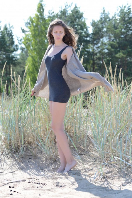 Соблазнительная малышка Sabrina G соблазняет своей нагой киской и попкой на природе