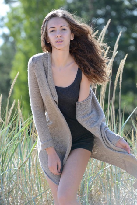 Милашка Sabrina G раздевается и показывает красоту своего обнаженного тела