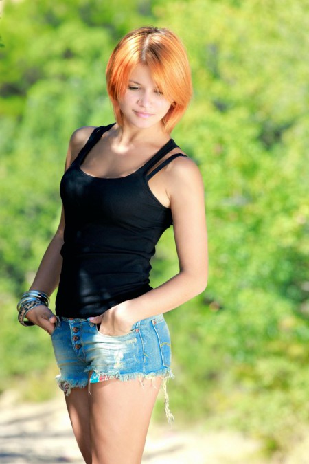 Милая рыжая красотка Violla A медленно снимает одежду и позирует с обнаженной грудью и пиздой