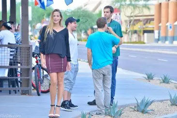 Горячая крошка Courtney Dillon шалит на улице, раскрывая голую киску и сиськи