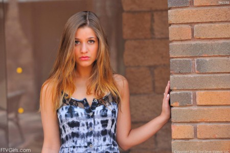 Игривая Teddi Rae сидит на скамейке и показывает, что не носит трусиков