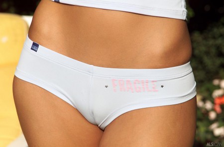 Brittany Stone с маленькими сиськами, играет в фетиш-игры с киской