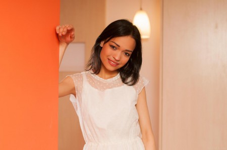 Соблазнительная потаскуха - Bansari A, широко раздвигает ноги и ласкает свою чистенькую бритую вагинку