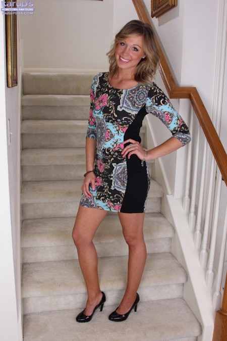 Красотка-блондинка Ashley Jones раздевается на лестнице и играет со своей киской