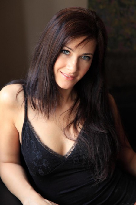 Красотка-брюнетка на красных каблуках Lauren Lace раздвигает хорошо выбритую киску