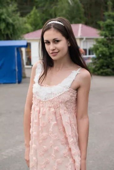 Нимфа-брюнетка Lilian A снимает одежду на природе и показывает чувственное тело