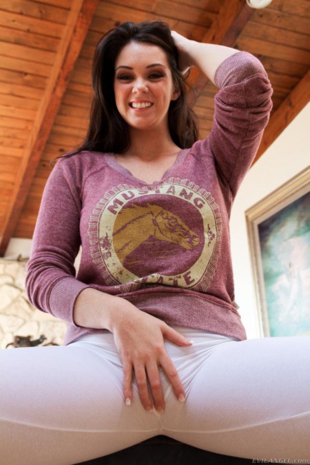 Alison Tyler -восхитительная грудастая брюнетка и она всегда готова сделать персональное шоу