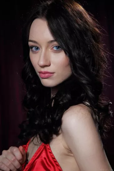 Топлесс-детка Zsanett Tormay играет с черными колготками и показывает бритую пизду