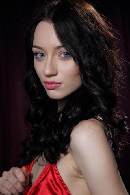 Топлесс-детка Zsanett Tormay играет с черными колготками и показывает бритую пизду