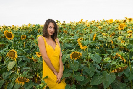 Ослепительная малышка Semmi A раздевается на цветущем поле