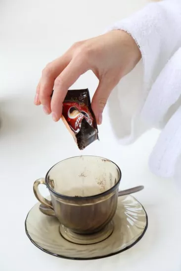 Красивая блондиночка Vika D принимает горячую ванну и показывает свою бритую киску