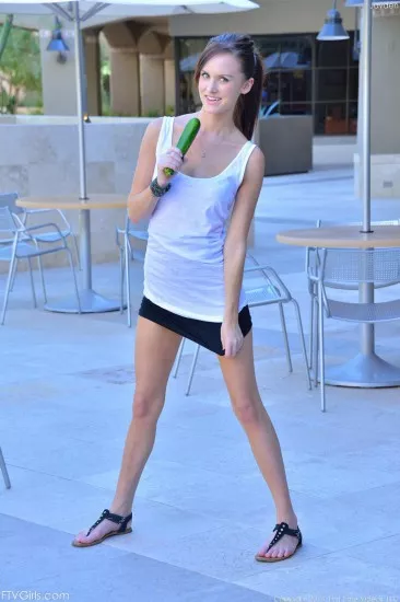 Молоденькая шлюшка Jayden Taylors трахает свою киску огромным прибором у бассейна