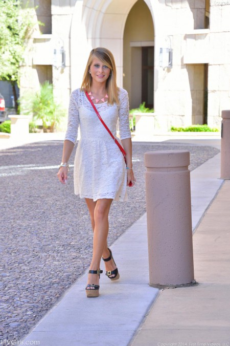 Нахальная блондинка-подросток Lauren Clare медленно раздевается, показывая сантиметр за сантиметром свою эротичную наготу