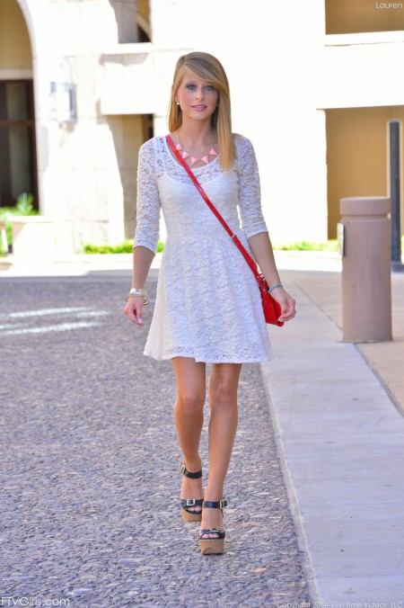 Игривая, светловолосая куколка Lauren Clare возбуждает зрителей видом обнаженного, привлекательного тела