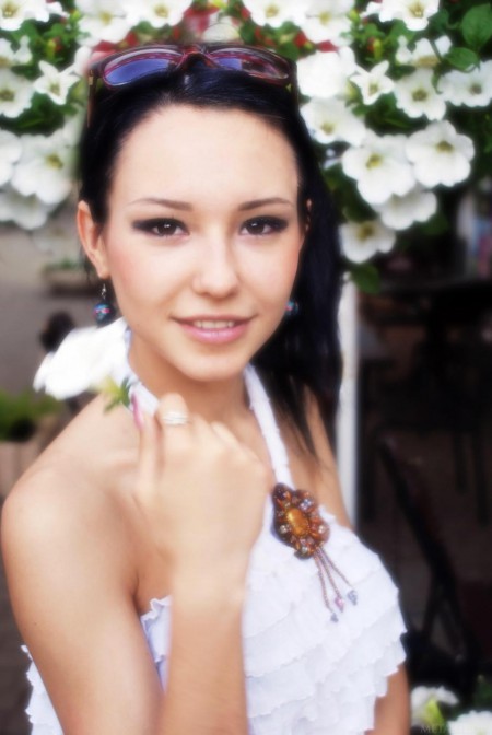 Красивая темноволосая девушка Eleonora B устраивает стриптиз на автомойке, чтобы свести нас с ума