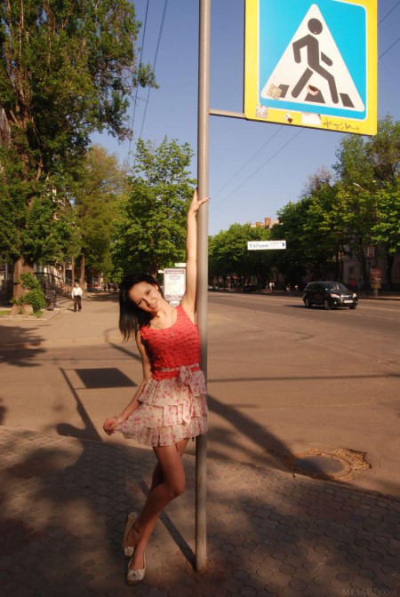 Фантастическая очаровательная молодая брюнетка Eleonora B моет машину голой