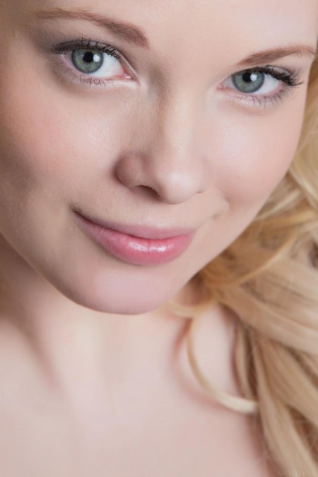 Шаловливая блондинка Feeona A показывает свое прекрасное тело в черном сексуальном белье