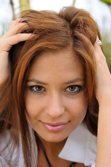 Знойная брюнетка Irina J вертится на лугу, показывая свое голое тело со всех сторон