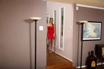 Горячая блондинка Veronica Weston снимает красное платье и играет со своей киской