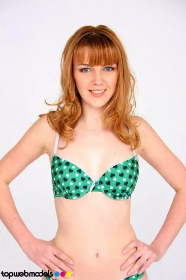 Рыжая Marie McCray снимает белье и показывает тело и сиськи