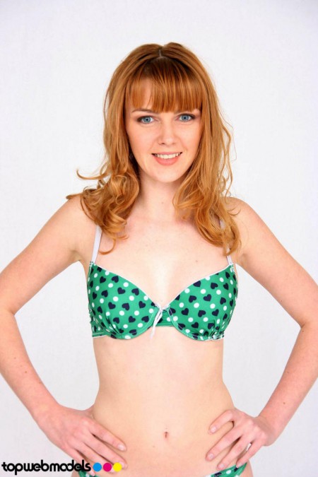 Рыжая Marie McCray снимает белье и показывает тело и сиськи