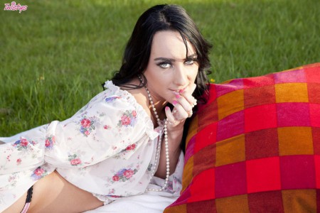 Ослепительная брюнетка с шикарными чарующими глазами - Chloe Lovette, раздевается и мастурбирует