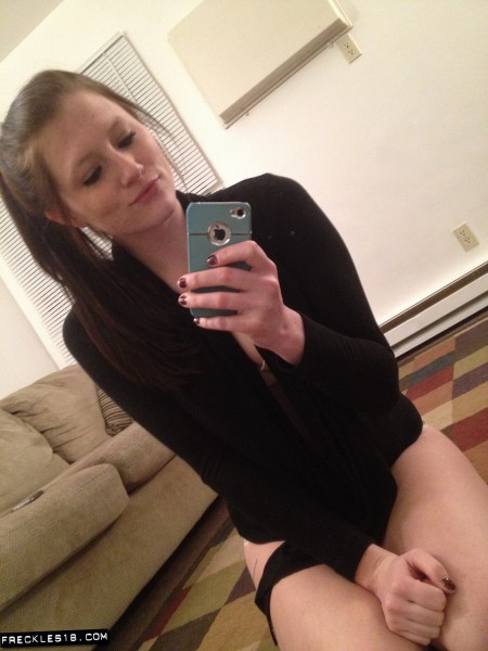 Темноволосая красотка Freckles снимает на телефон свои трусики и большие сиськи