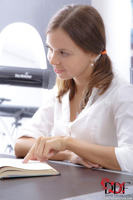 Соблазнительная малышка Candy Julia дает парню исследовать свою сексуальную киску пальцами и членом