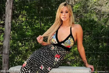 Горячая кукла с большими сиськами Xo Gisele поспешно раздевается на скамейке в парке