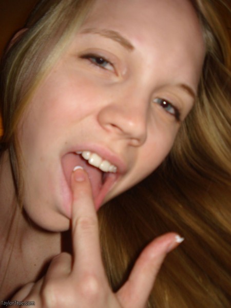 Порочная блондинка Taylor True фотографируется в очень сексуальном белье