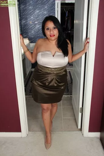 Толстая латинка Lucey Perez яростно играет со своей красивой грязной пизденкой