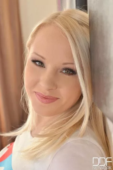 Развратная куколка в нижнем белье Lola Taylor раздвигает губки киски в стороны и щекочет киску