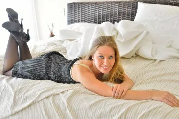 Блондинка в просвечивающих чулках и колготках Brianna FTV ласкает бритую киску